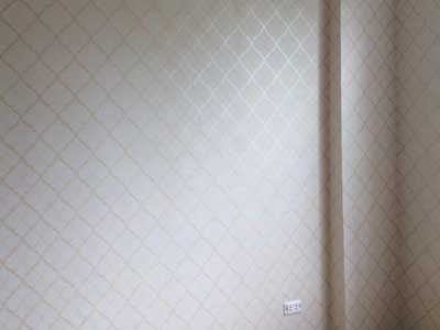 Thi công giấy dán tường màu vàng cho người mệnh kim