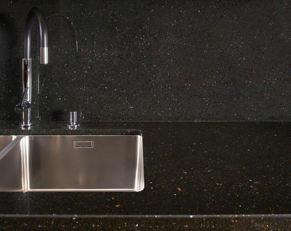 Đá nhân tạo VicoStone đen điểm vàng