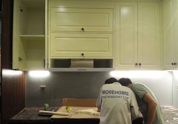 Thi công kính màu ốp bếp - màu xám