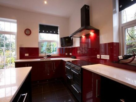 Kính màu ốp bếp màu đỏ mận Licoglass