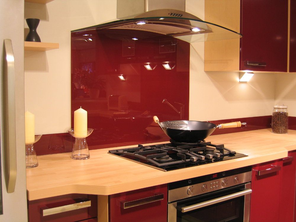 kinh-op-bep-mau-do-rubi14