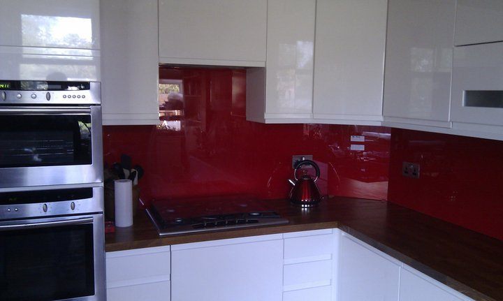 kinh-op-bep-mau-do-rubi17