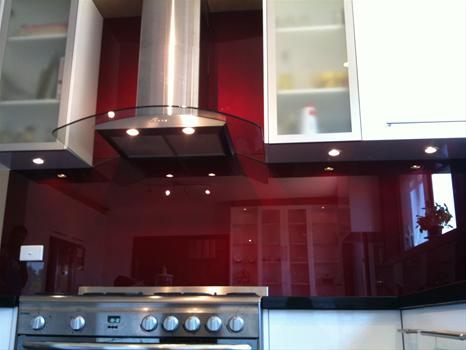 Kính màu cường lực ốp bếp màu đỏ ruby