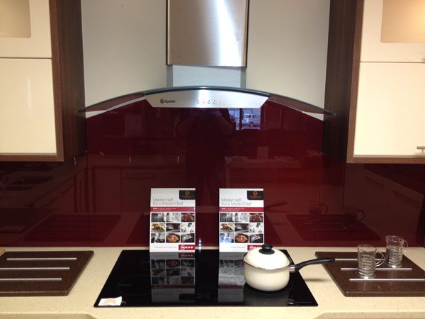 kinh-op-bep-mau-do-rubi8