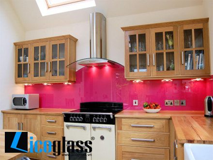 Kính màu cường lực ốp bếp màu hồng
