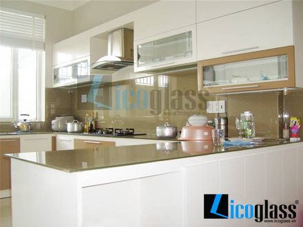 kinh-op-bep-mau-nau-nhat1