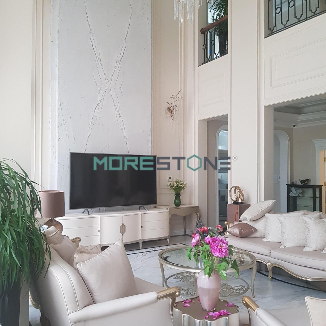 Mẫu bàn trà với chân bàn bằng gỗ tự nhiên phun sơn màu kim loại sang trọng kết hợp mặt bàn bằng kính cường lực cao cấp cho phòng khách, phù hợp chung cư, nhà phố, biệt thự phong cách tân cổ điển