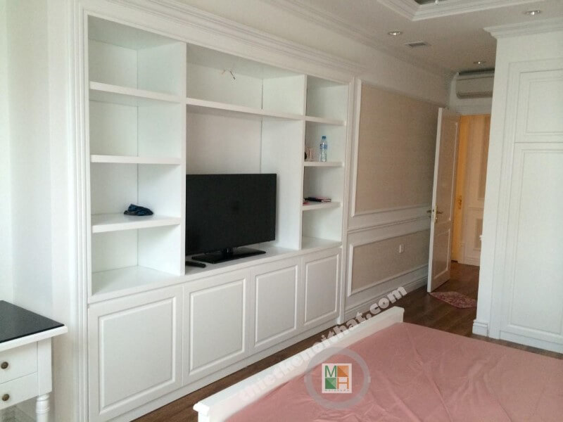 Thi công hệ tủ đồ chạm trần cho căn chung cư Mandarin Garden Hòa Phát kệ gỗ trang trí đẹp