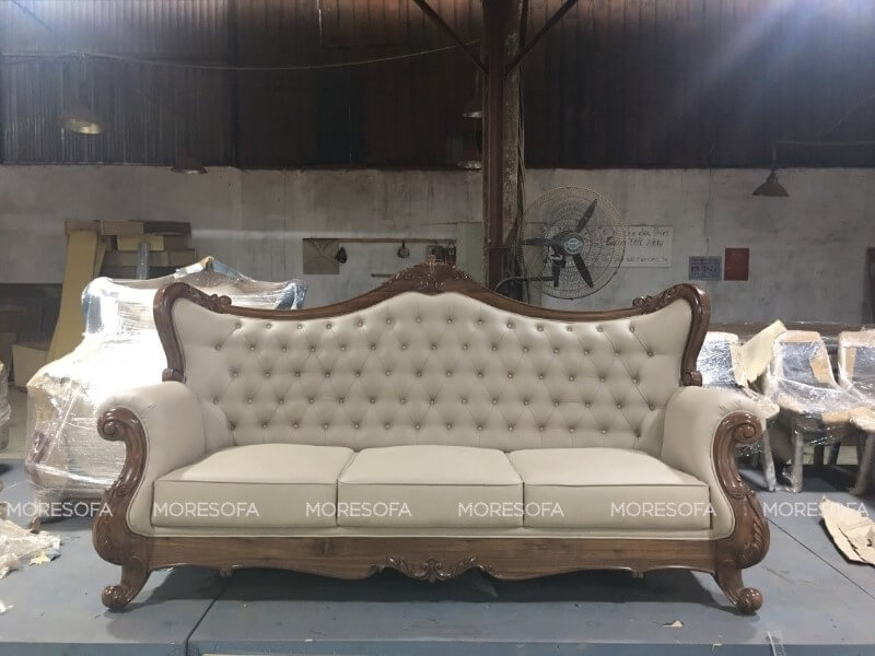 Mẫu sofa tân cổ điển đẹp, đẳng cấp với gỗ tự nhiên óc chó chạm trổ hoa văn cầu kỳ, tỉ mỉ , bọc da cao cấp rút múi cho khách hàng ở Sài Gòn. top 15 mẫu sofa tân cổ điển cho phòng khách đẹp