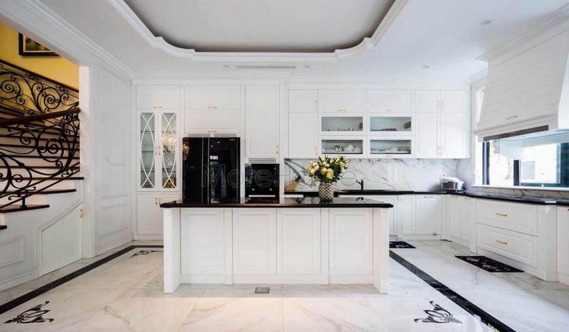 bếp.
Bếp có không gian rộng rãi và được thiết kế theo phong cách Châu Âu, bàn đảo bếp được đặt để ngăn chặn không khí trực tiếp đến phòng bếp.