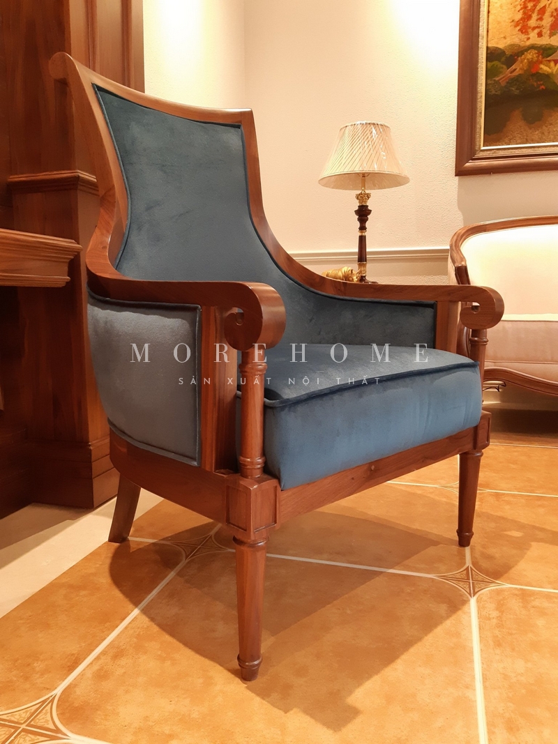 Thi công một chiếc sofa đơn khung gỗ óc chó bọc nỉ màu xanh coban tân cổ điển với đường nét mềm mại, nét chạm khắ tỉ mỉ tinh xảo từ nghề thợ lành tại nội thất Morehome.