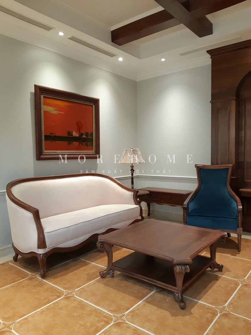 Ghế sofa có khung gỗ óc chó bọc nỉ màu be tân cổ điển, cung cấp sự thoải mái, tiện nghi và thẩm mỹ cao.