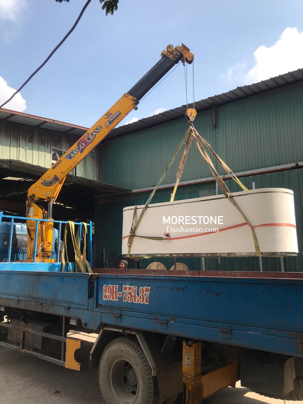 Thi công quầy lế tân bằng đá