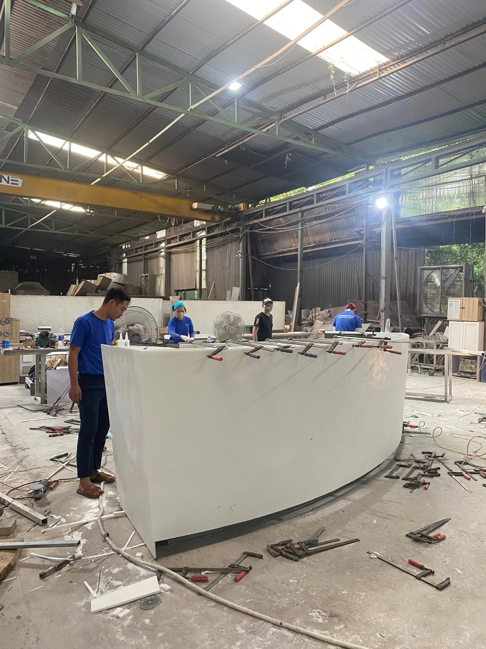 Thi công quầy lế tân bằng đá