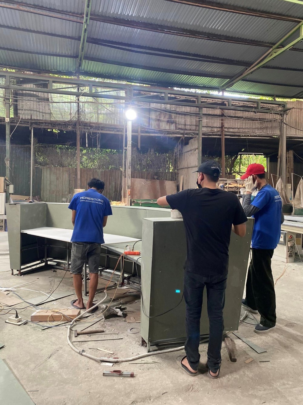 Thi công quầy lế tân bằng đá