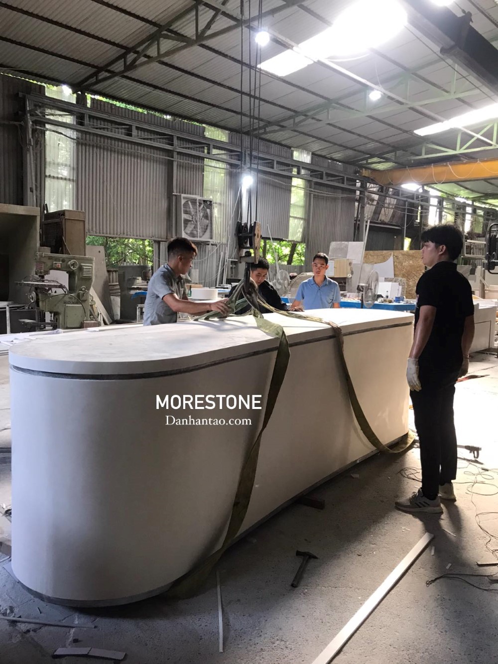 Thi công quầy lế tân bằng đá