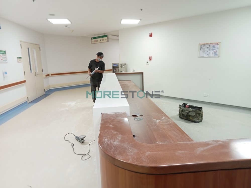 Thi công quầy lế tân bằng đá