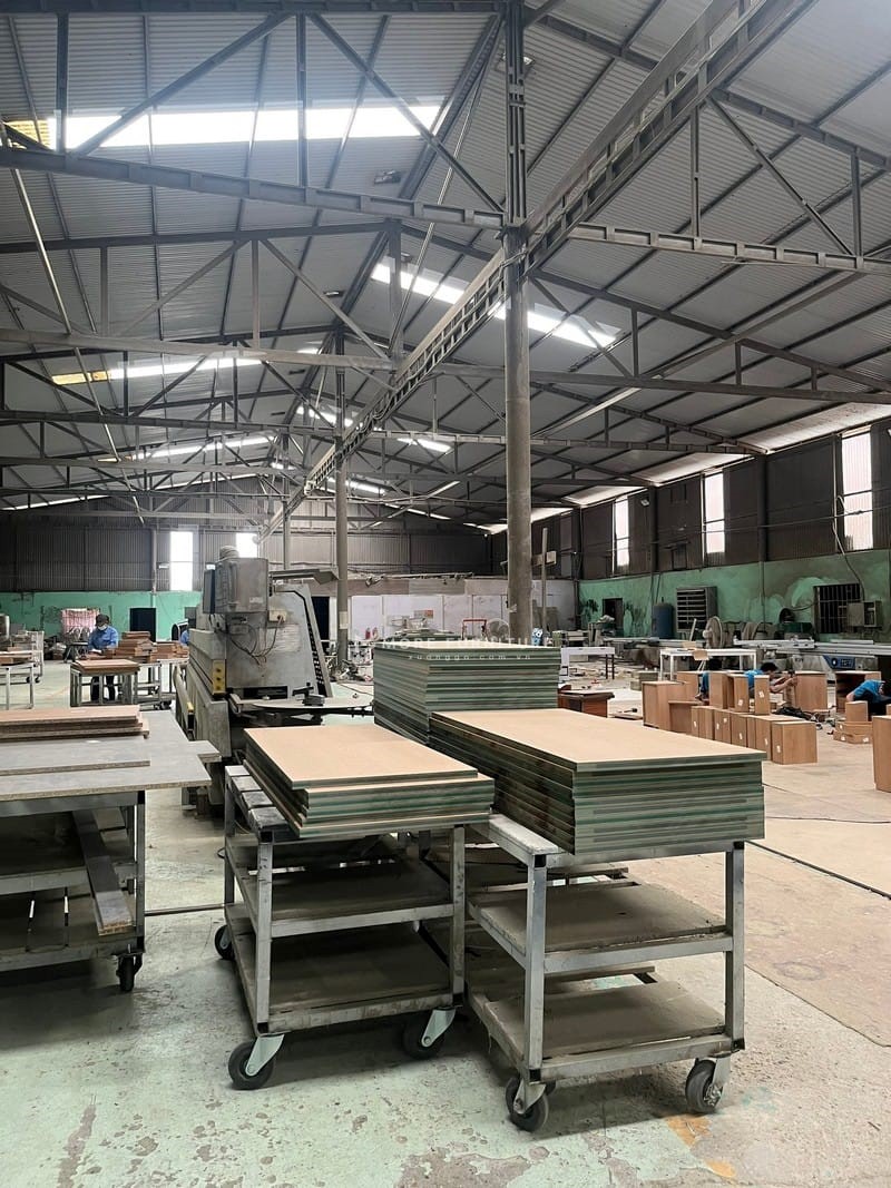 Xưởng sản xuất cửa gỗ công nghiệp