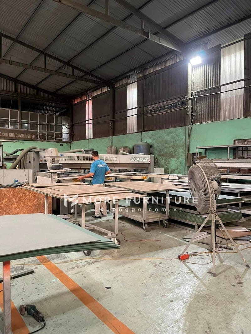Xưởng sản xuất cửa gỗ công nghiệp