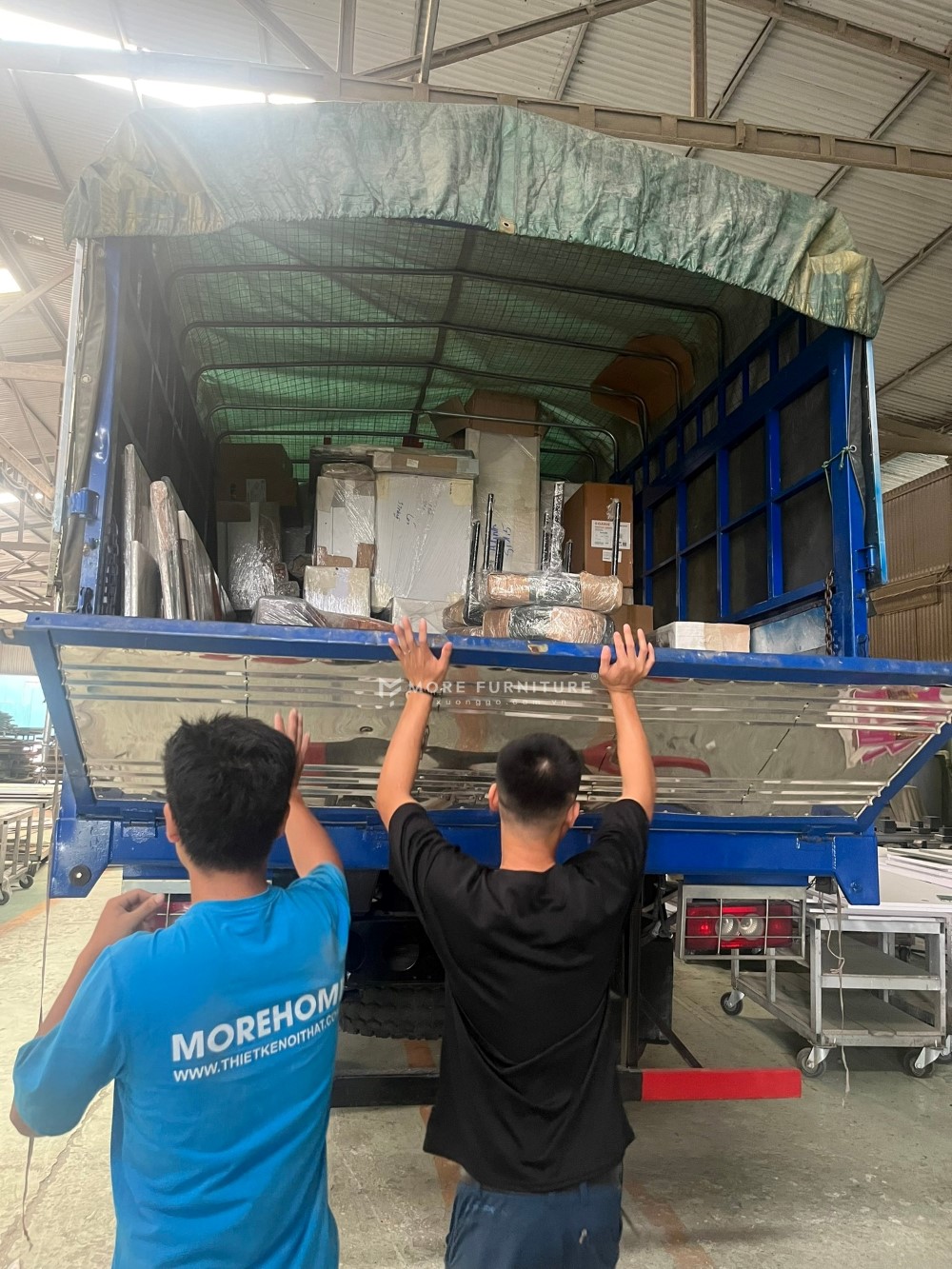 Xưởng sản xuất cửa gỗ công nghiệp