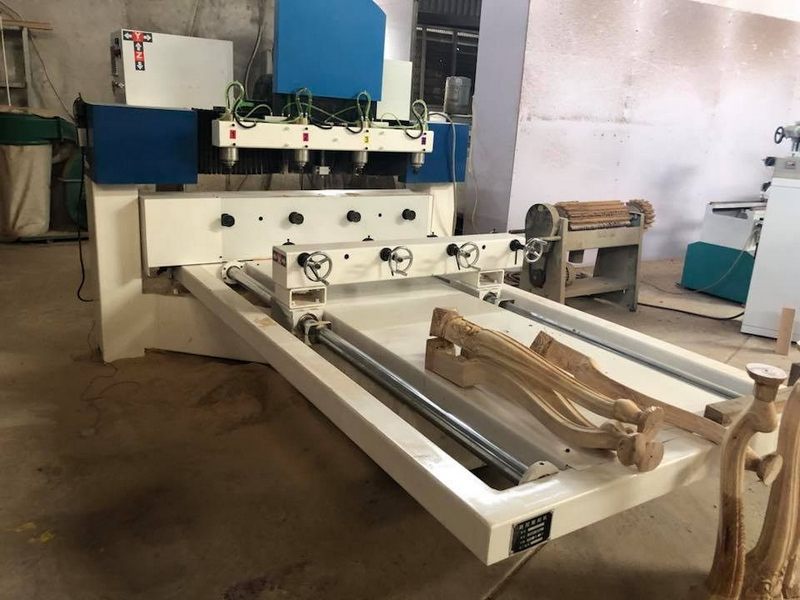 Máy CNC tại xưởng Morehome Máy CNC tại xưởng Morehome