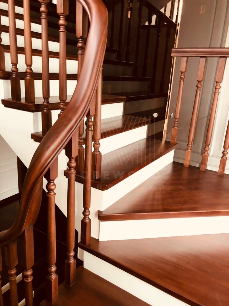 Thi công cầu thang gỗ